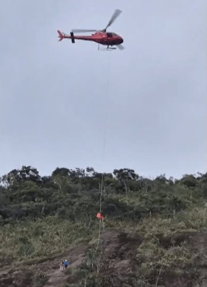 Homem sofre infarto durante rapel em pedra de Petrópolis e é resgatado por helicóptero dos bombeiros