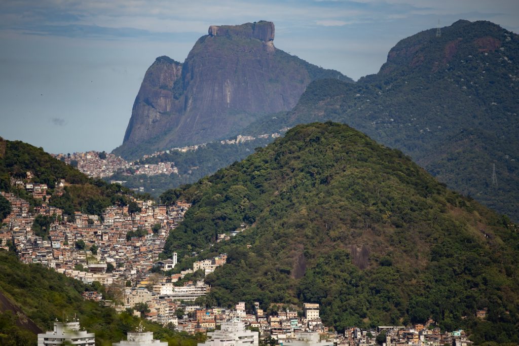 Moradores de favelas do Rio têm treinamento para auxiliar vizinhos durante as chuvas fortes do verão