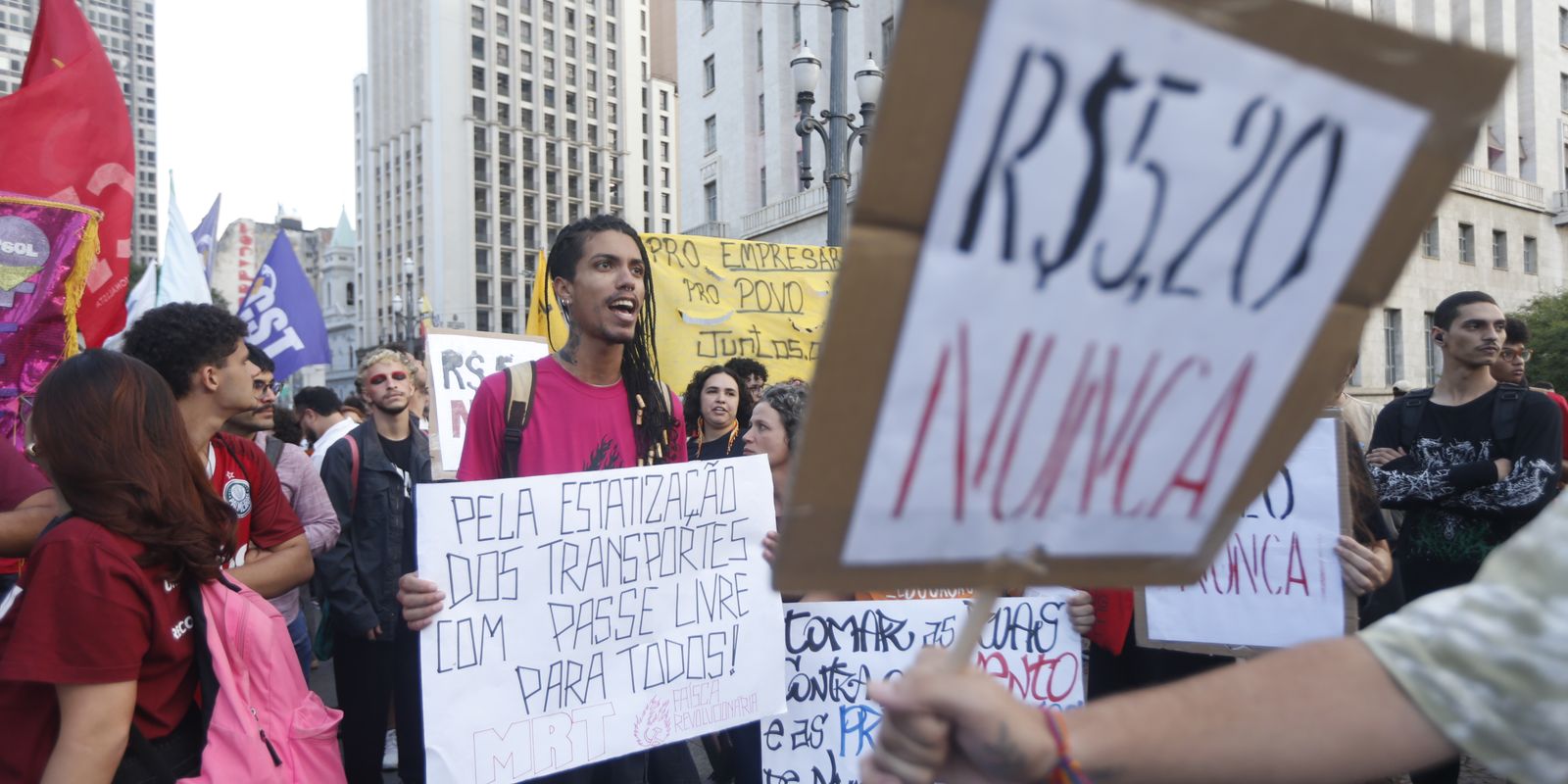 Manifestantes protestam contra aumento das passagens municipais em SP