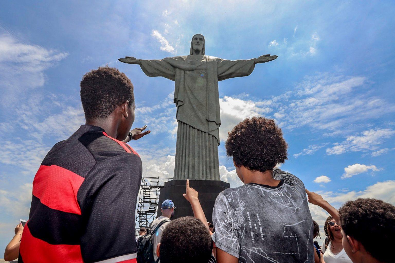 Cristo Redentor é visitado por crianças e idosos acolhidos pela Secretaria de Assistência Social