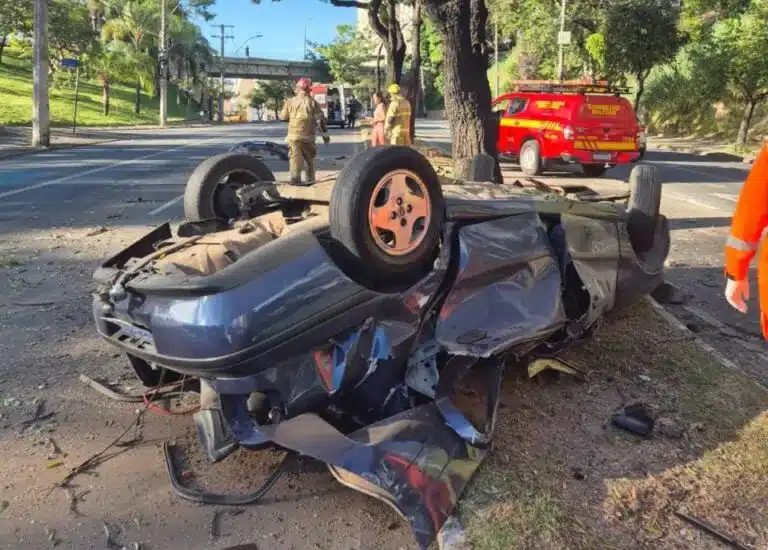 Capotamento deixa passageiro morto e motorista ferido na avenida Carlos Luz, em BH