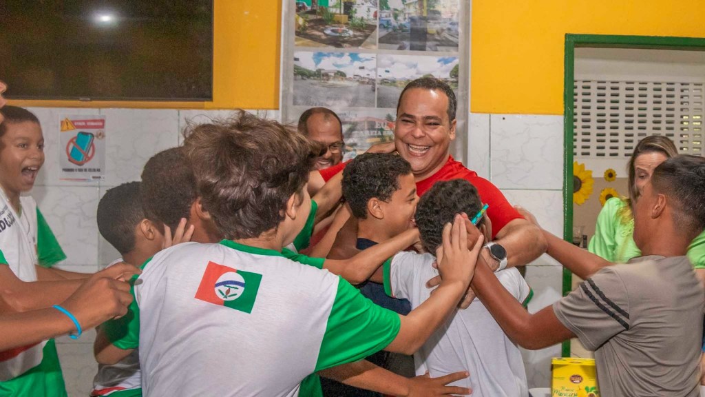 JUSSARI: PREFEITO ORLEANS MASCARENHAS DISTRIBUI 360 KG DE PRODUTOS AÇAÍ DABAHIA PARA ALUNOS DO PLÍNIO DE ALMEIDA